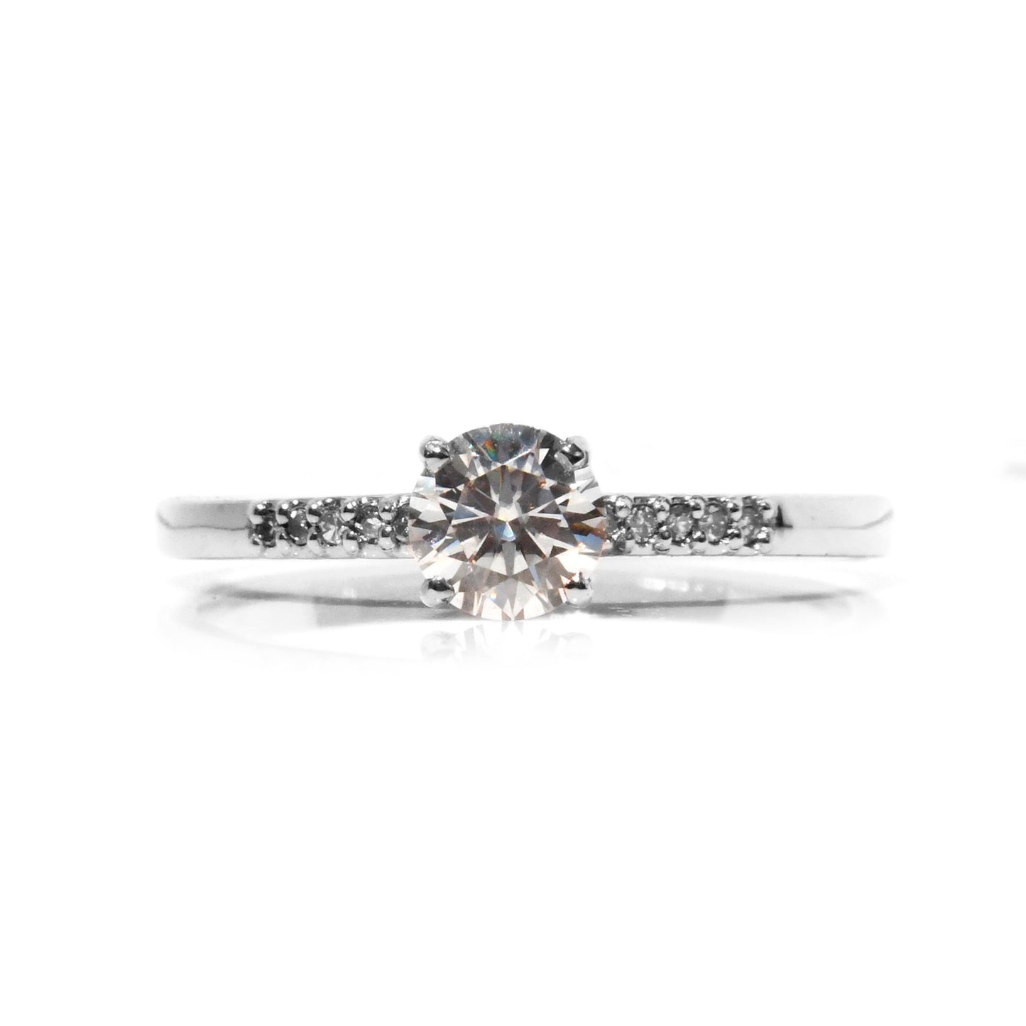 Anillo de Compromiso en Plata Fina con Moissanita de .50cts y 10 laterales