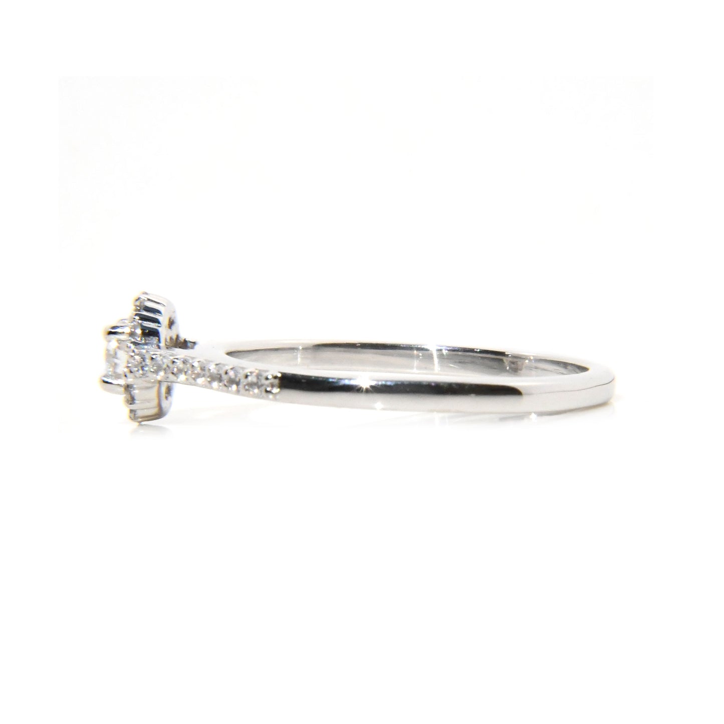 Anillo de Compromiso con Moissanita de .30cts y Halo