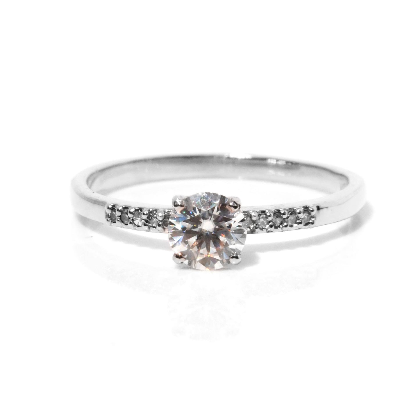 Anillo de Compromiso en Plata Fina con Moissanita de .50cts y 10 laterales