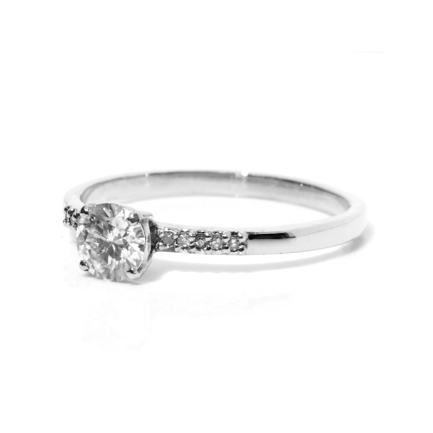 Anillo de Compromiso en Plata Fina con Moissanita de .50cts y 10 laterales