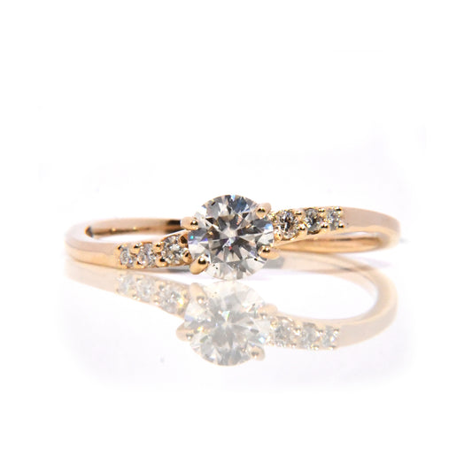 Anillo Infinito con Moissanita de .50Cts y Diamantes Naturales