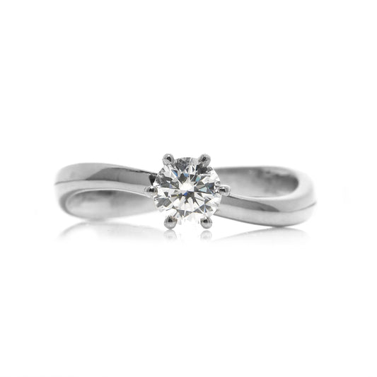 Anillo de Compromiso en Plata Fina Curveado con Moissanita de .50cts