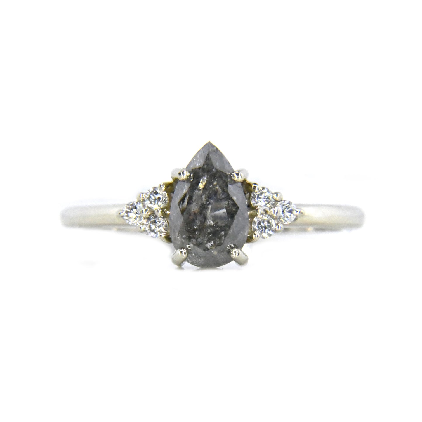 Anillo de Compromiso con Diamante Salt & Pepper .75cts y Diamantes Laterales