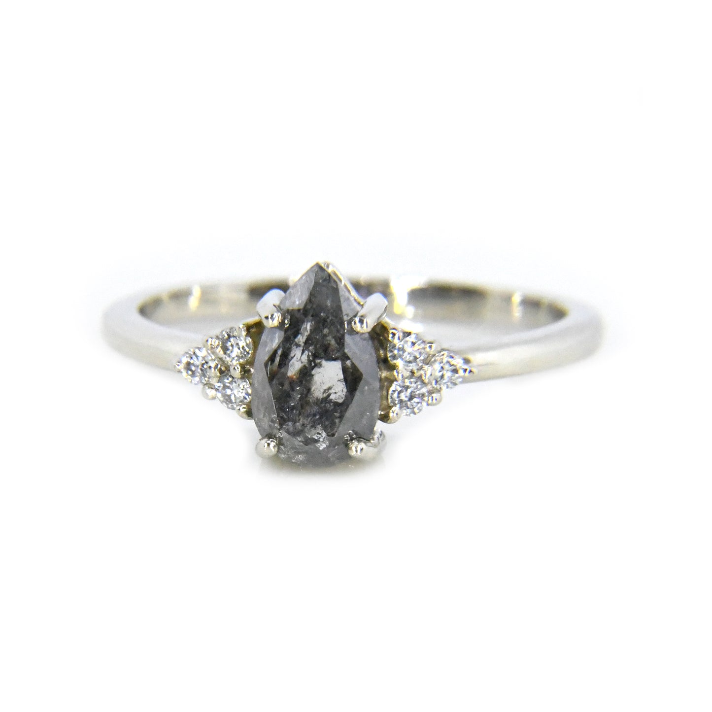 Anillo de Compromiso con Diamante Salt & Pepper .75cts y Diamantes Laterales