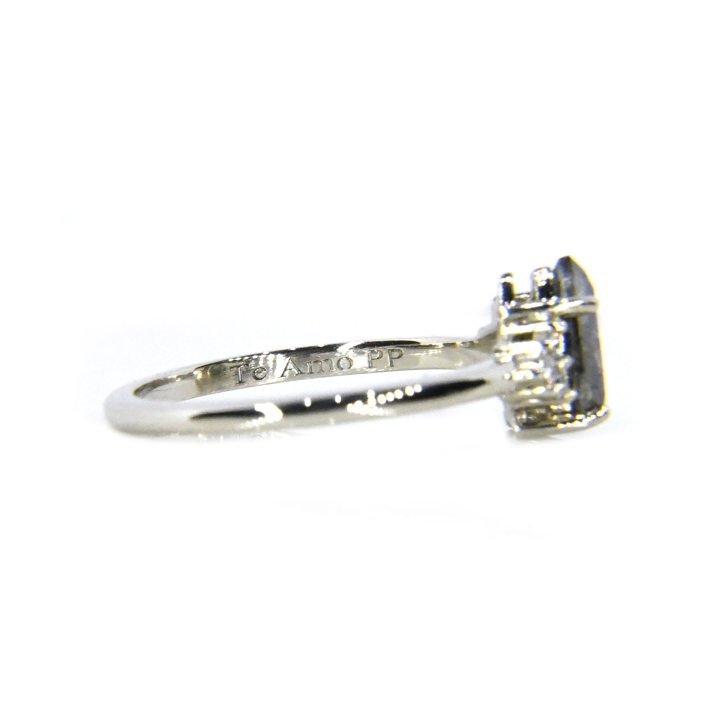 Anillo de Compromiso con Diamante Salt & Pepper .75cts y Diamantes Laterales