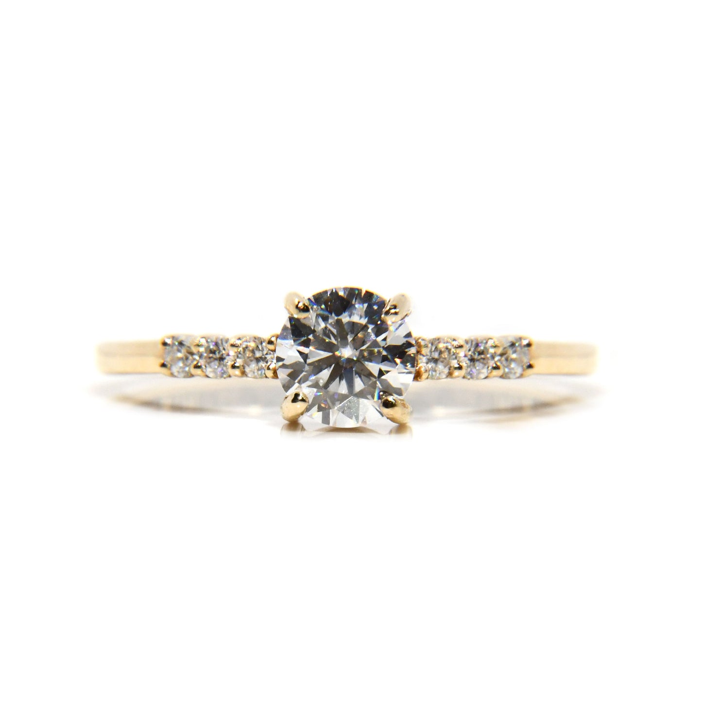 Anillo de Compromiso con Moissanita .50Cts y 6 Laterales