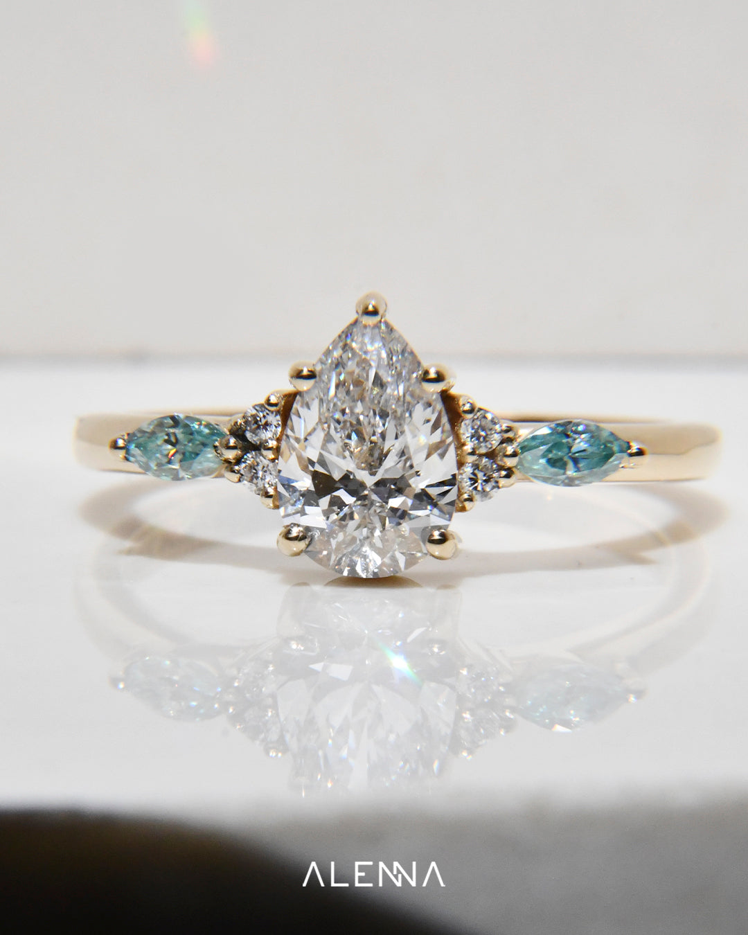 Anillo de Compromiso Alaya con Diamante Corte Pera