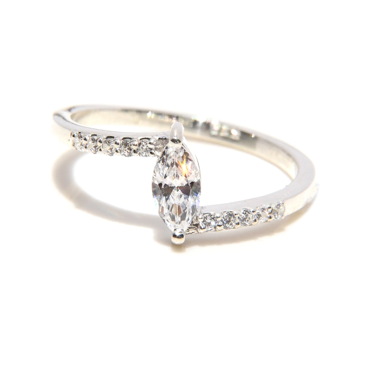 Anillo de Compromiso en Plata Fina con Moissanita de .50cts