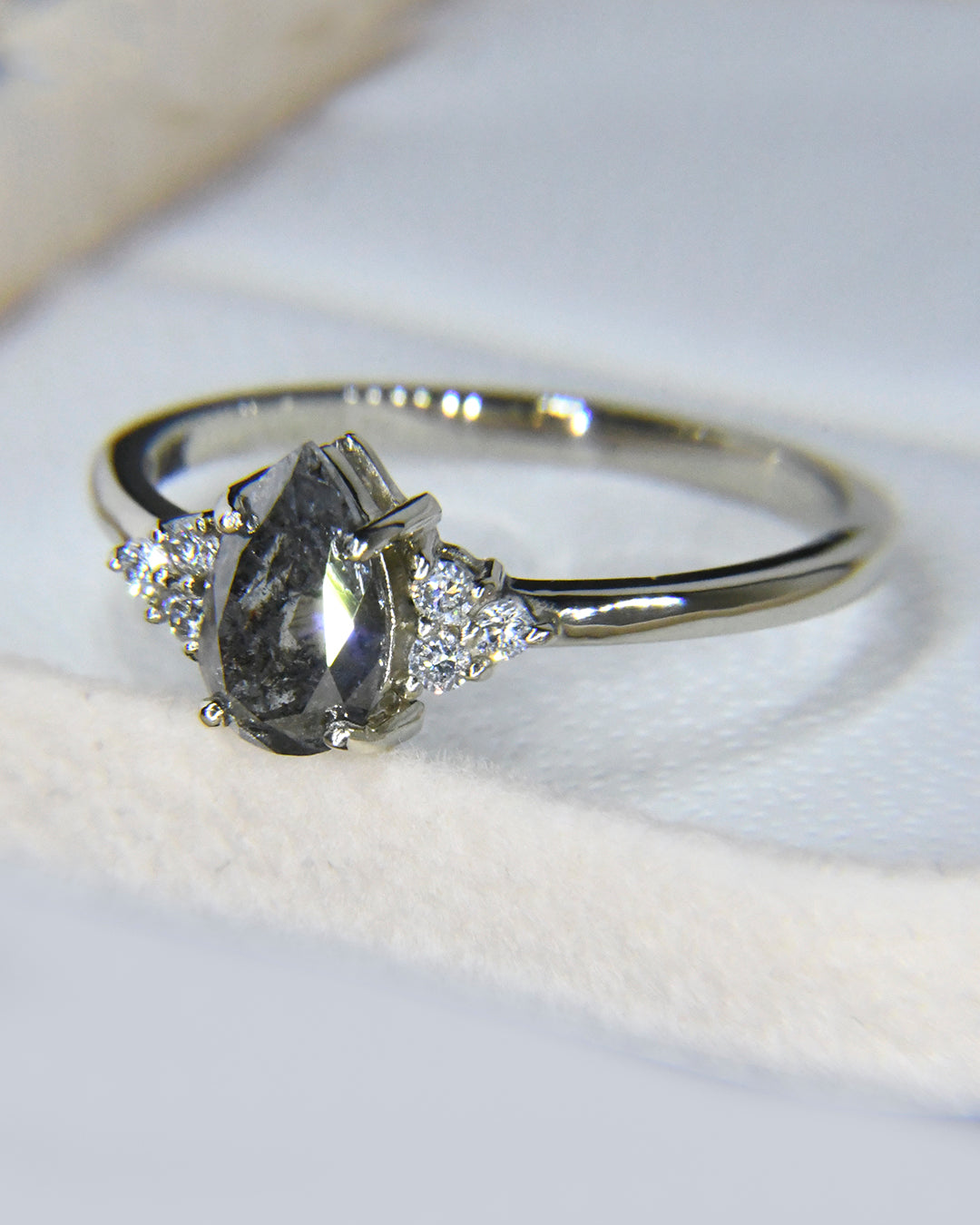 Anillo de Compromiso con Diamante Salt & Pepper .75cts y Diamantes Laterales