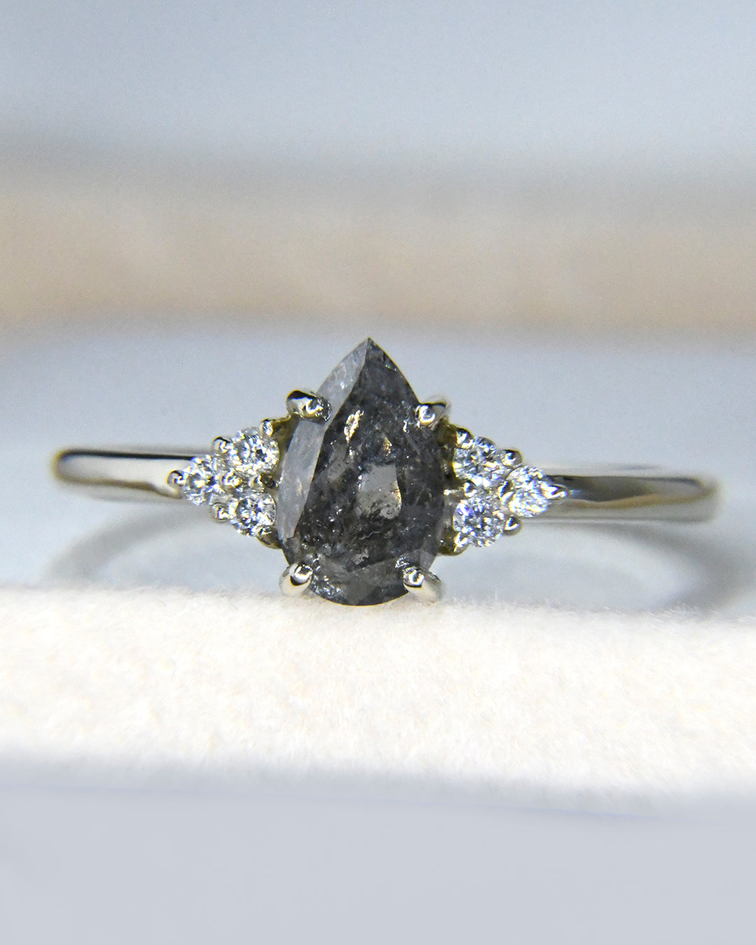 Anillo de Compromiso con Diamante Salt & Pepper .75cts y Diamantes Laterales