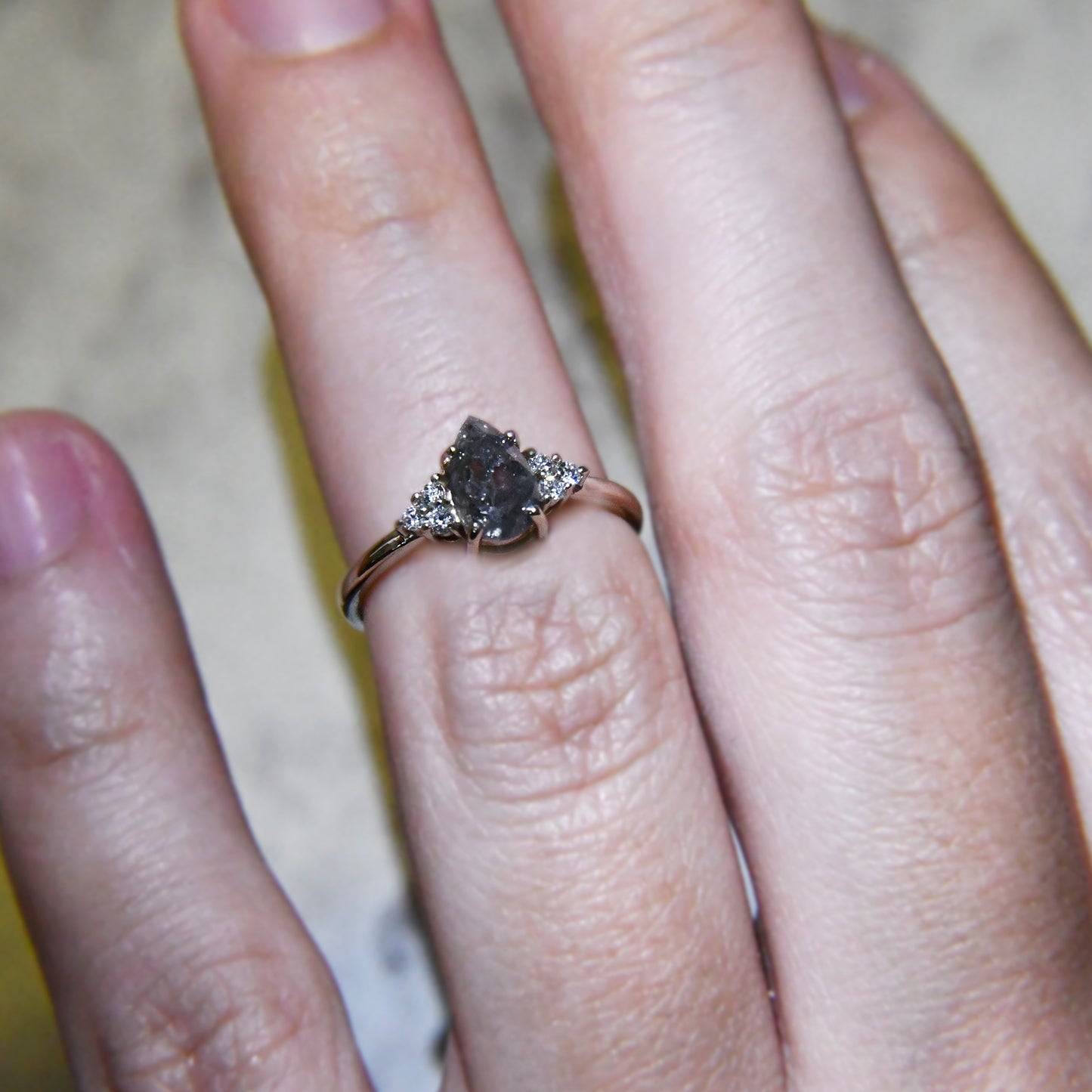 Anillo de Compromiso con Diamante Salt & Pepper .75cts y Diamantes Laterales