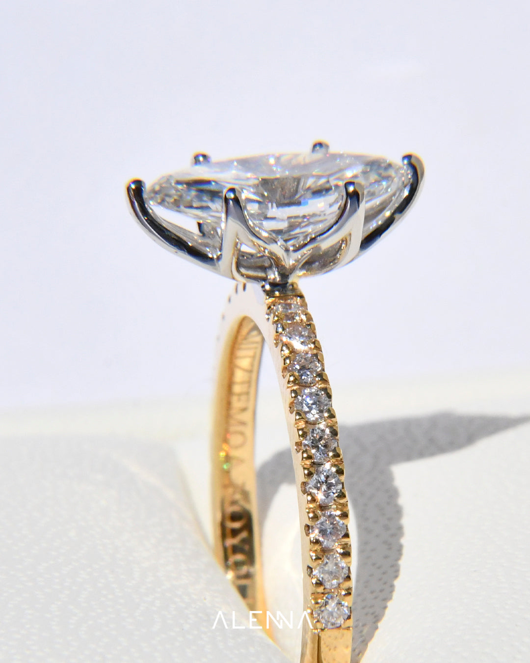 Anillo de Compromiso Akari con Diamante Marquise y Diamantes Redondos