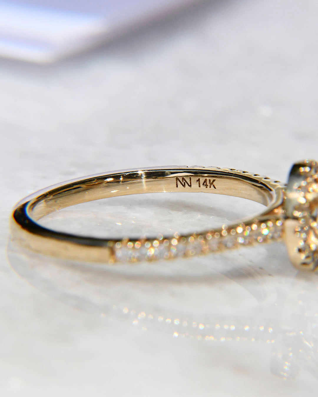 Anillo de Compromiso Aurora con Diamante Corte Redondo + Halo y Laterales