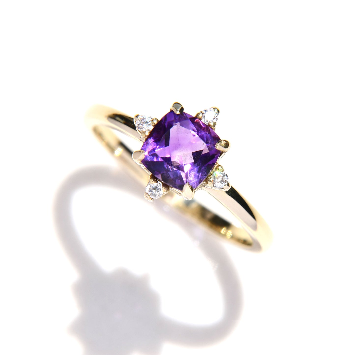 Anillo con Amatista corte Cushion y Diamantes