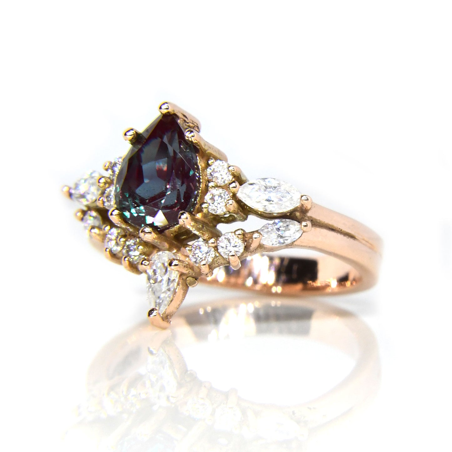 Anillo de Compromiso con Alexandrita Lab y Moissanitas