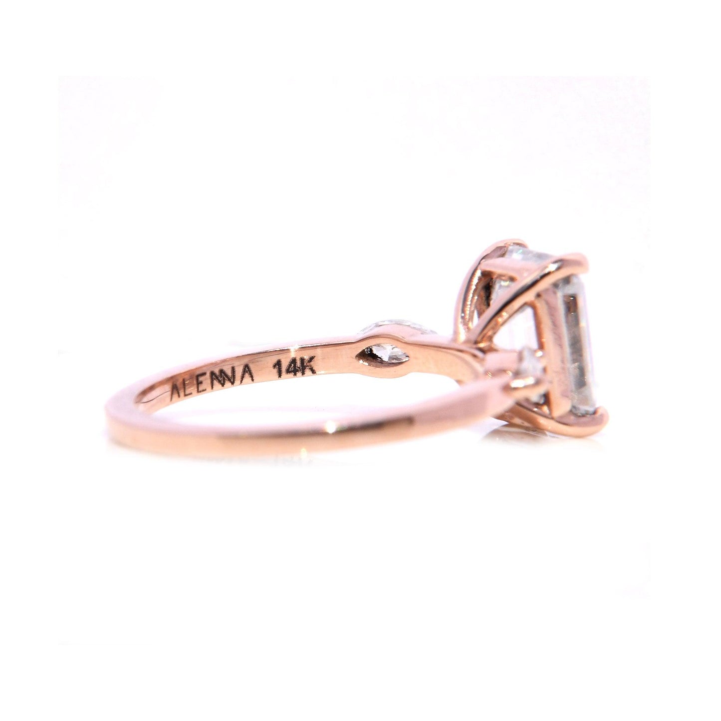 Anillo Alejandra con Moissanita Esmeralda 2Cts - ALENNA JEWELS