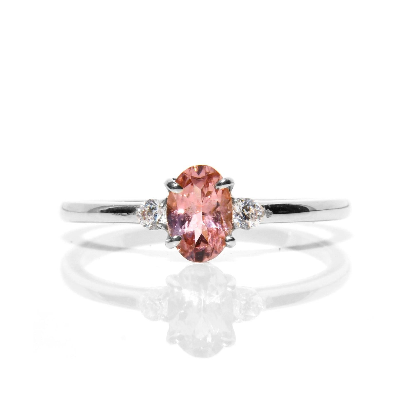 Anillo con Turmalina Oval y 2 Diamantes