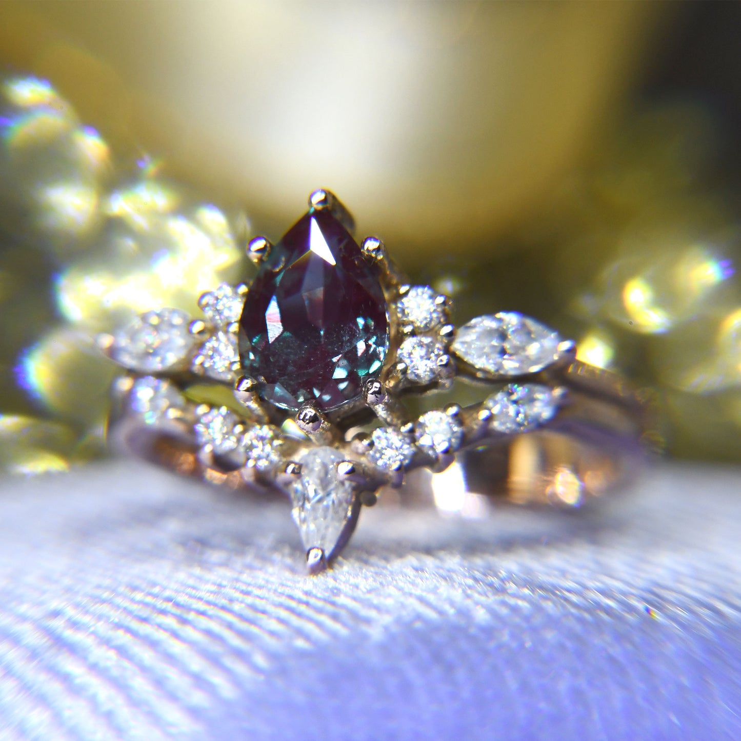 Anillo de Compromiso con Alexandrita Lab y Moissanitas