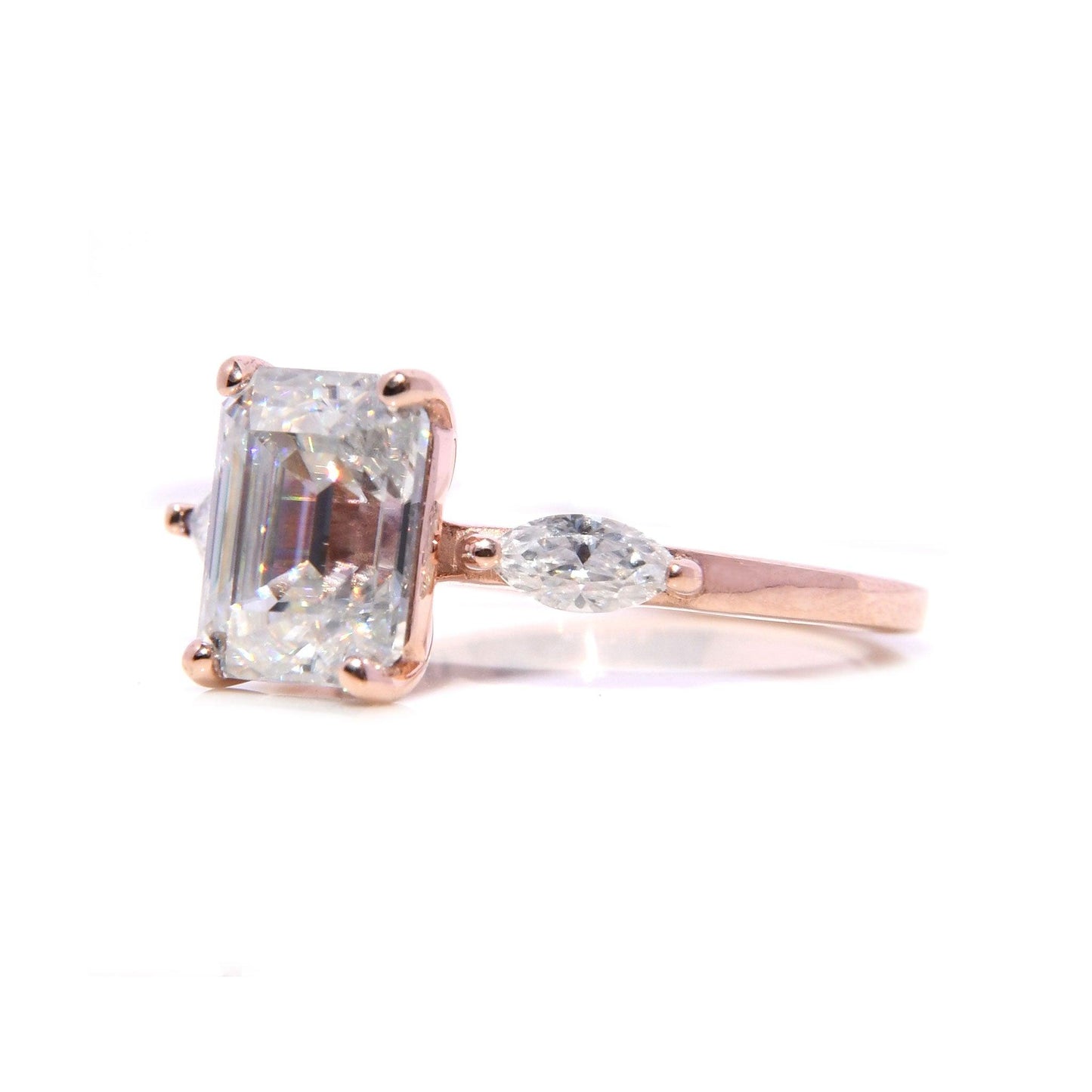 Anillo Alejandra con Moissanita Esmeralda 2Cts - ALENNA JEWELS
