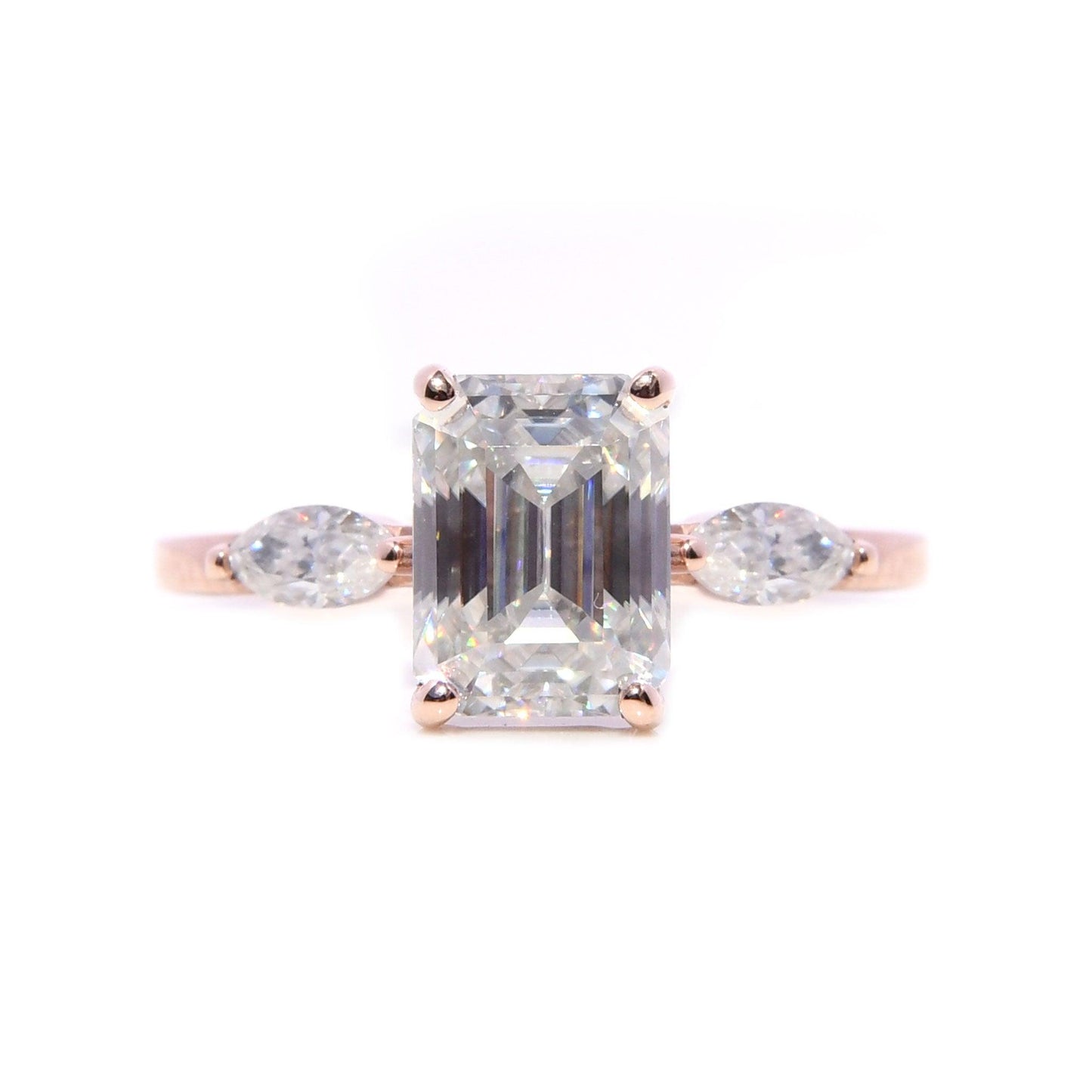 Anillo Alejandra con Moissanita Esmeralda 2Cts - ALENNA JEWELS