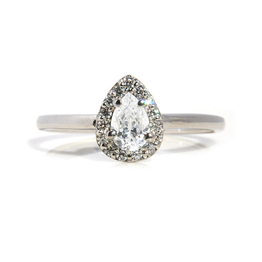 Anillo de Compromiso con Moissanita Corte Pera .50Cts y Halo