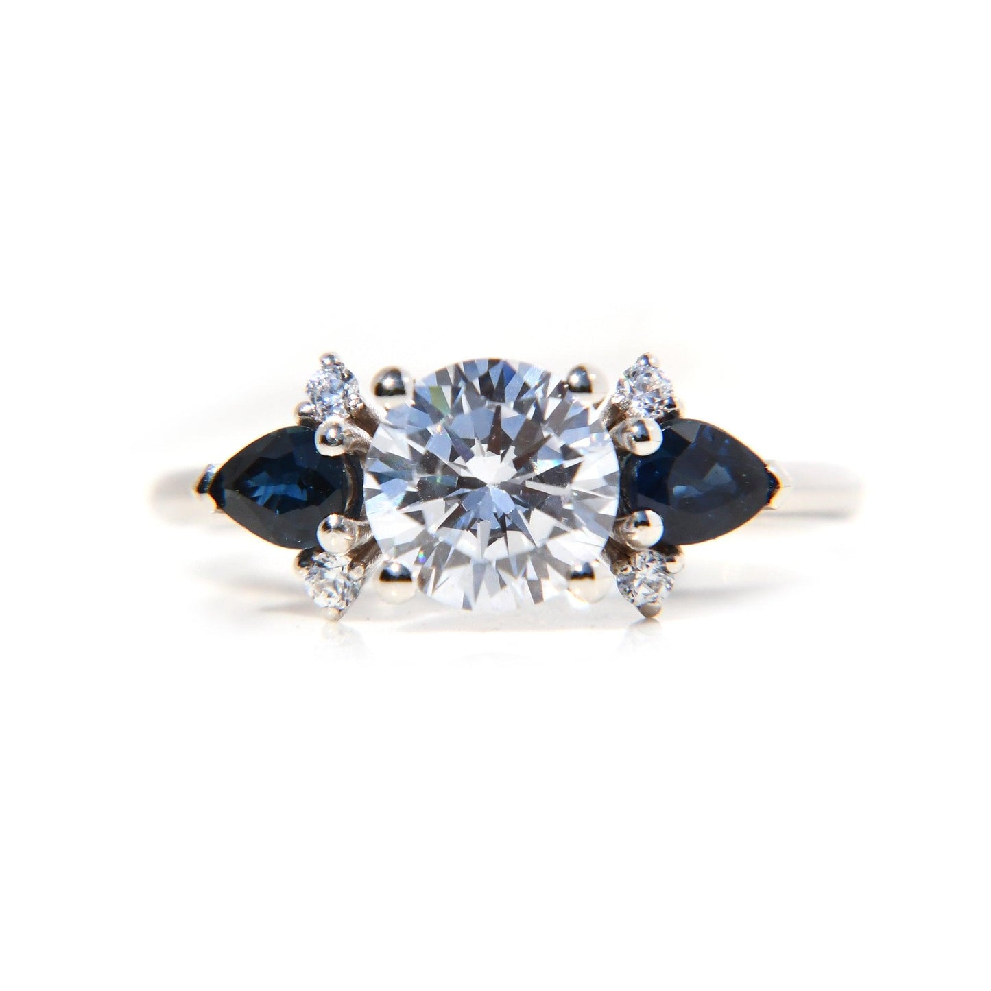 Anillo Adaya con Moissanita 1Cts y Zafiros - ALENNA JEWELS