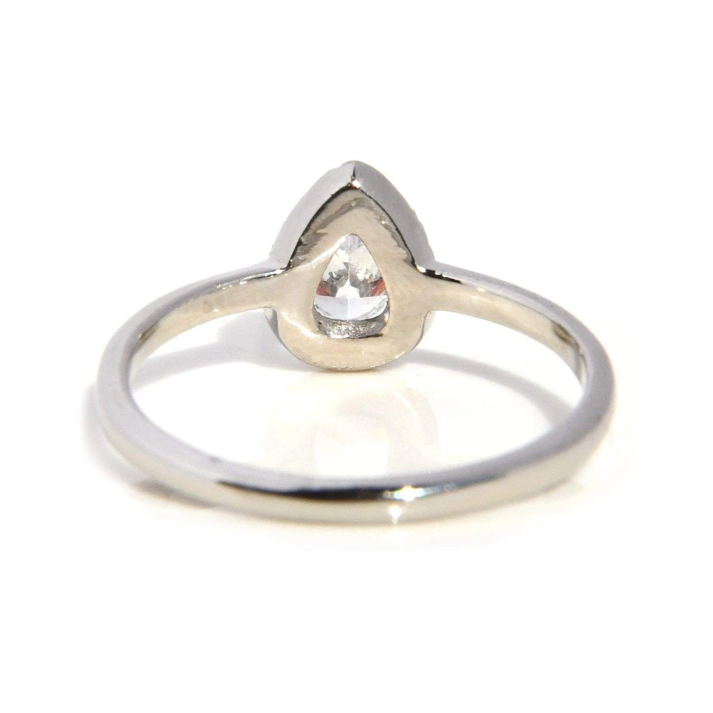 Anillo de Compromiso con Moissanita Corte Pera .50Cts y Halo