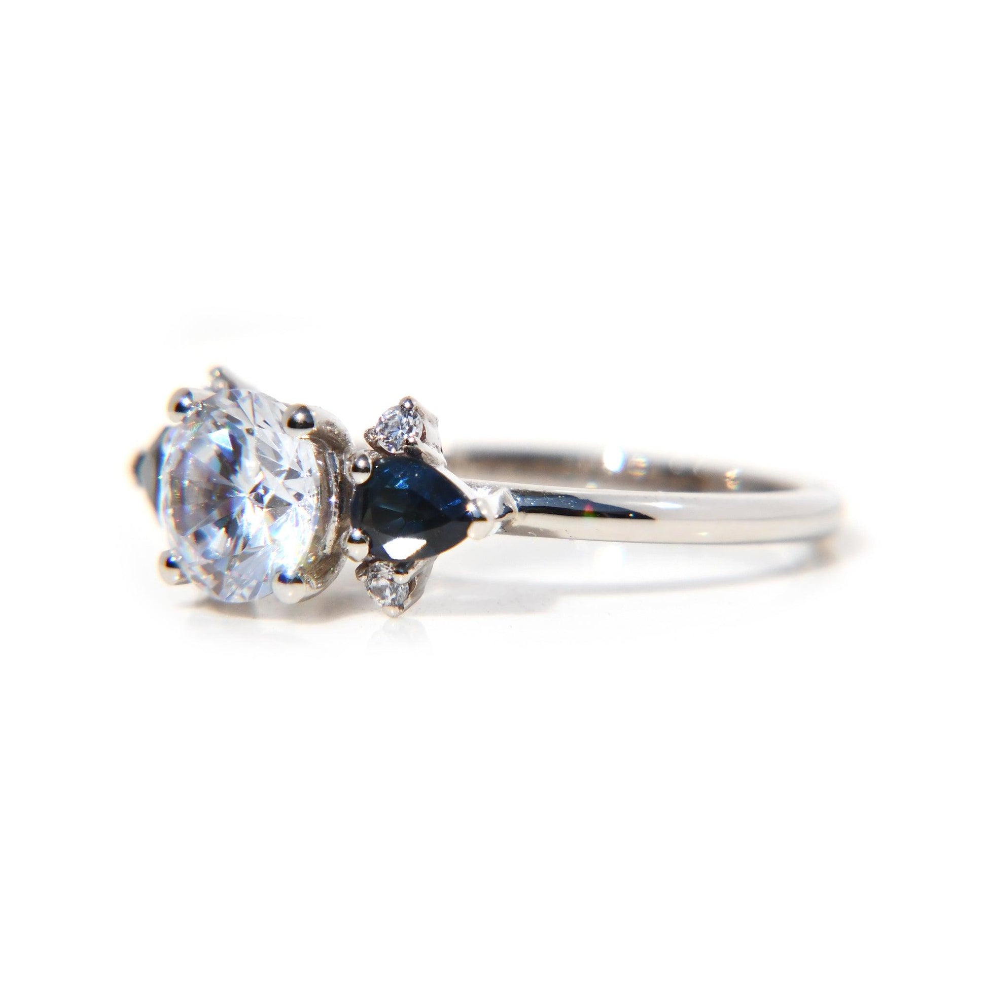 Anillo Adaya con Moissanita 1Cts y Zafiros - ALENNA JEWELS