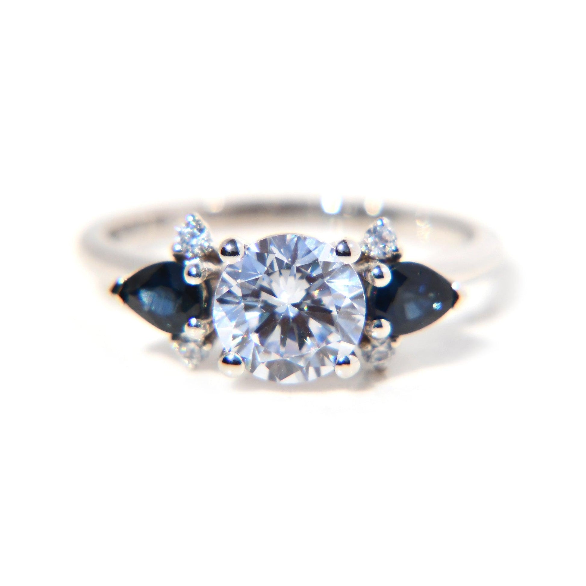 Anillo Adaya con Moissanita 1Cts y Zafiros - ALENNA JEWELS