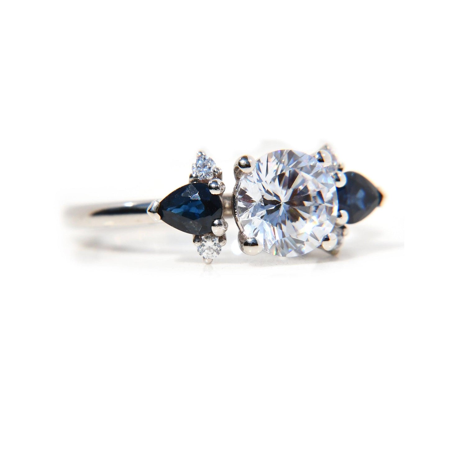 Anillo Adaya con Moissanita 1Cts y Zafiros - ALENNA JEWELS