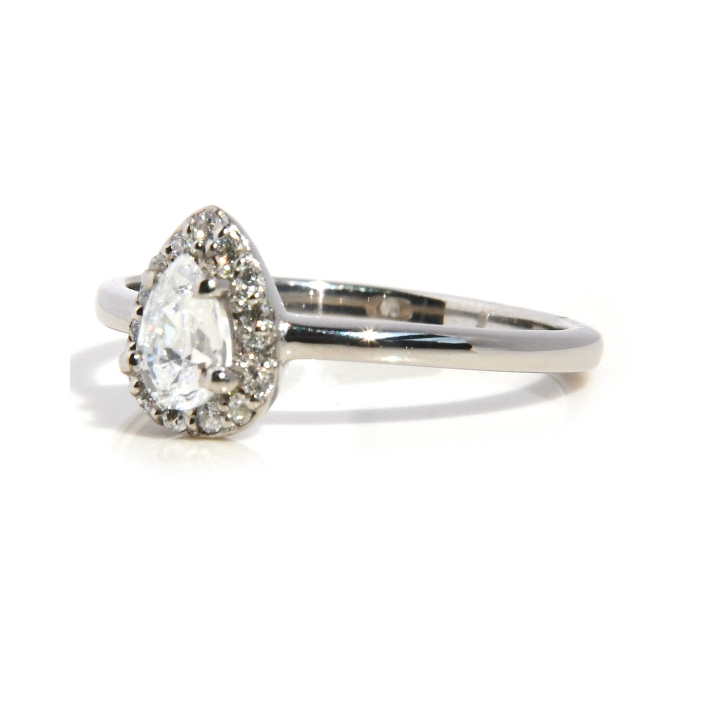 Anillo de Compromiso con Moissanita Corte Pera .50Cts y Halo