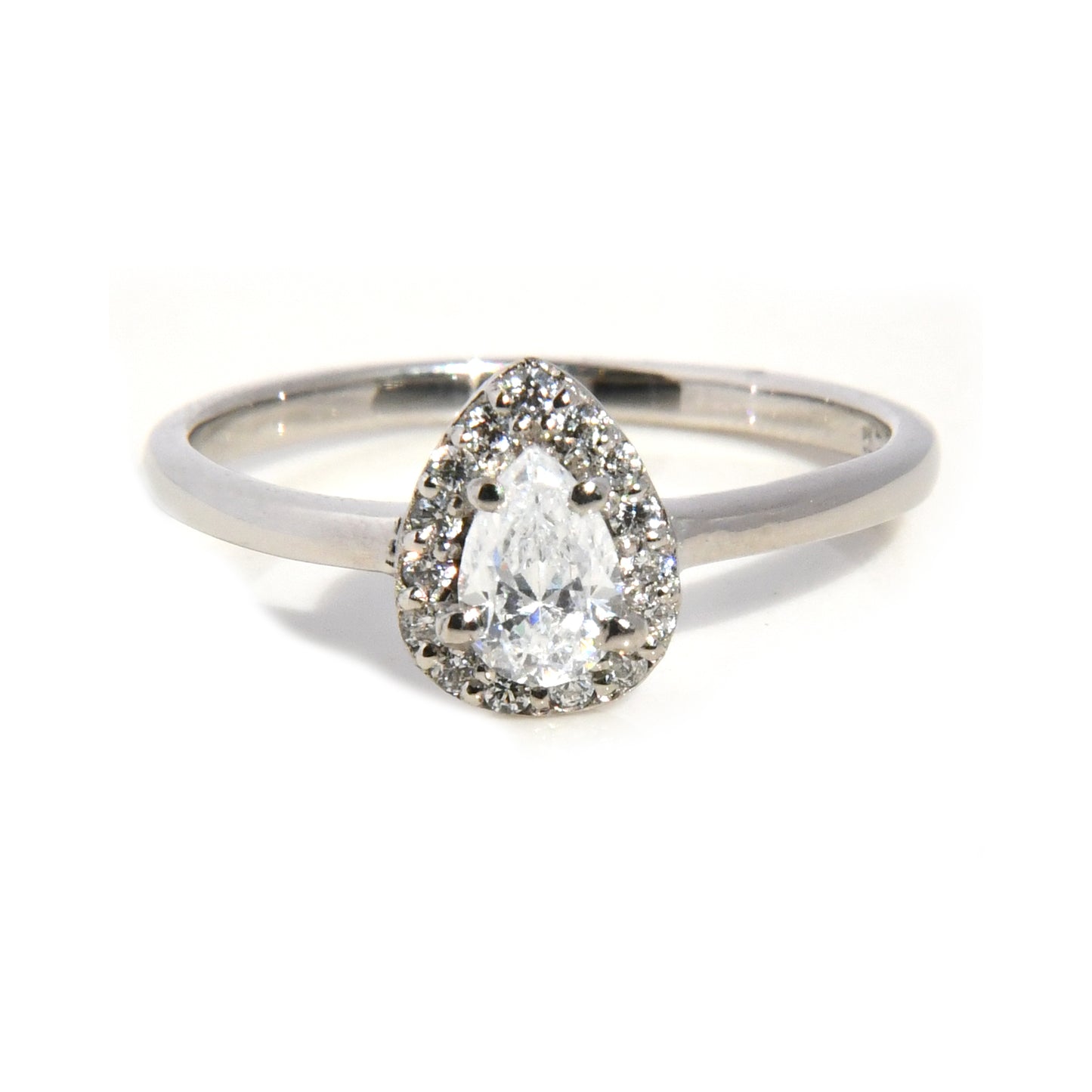 Anillo de Compromiso con Moissanita Corte Pera .50Cts y Halo