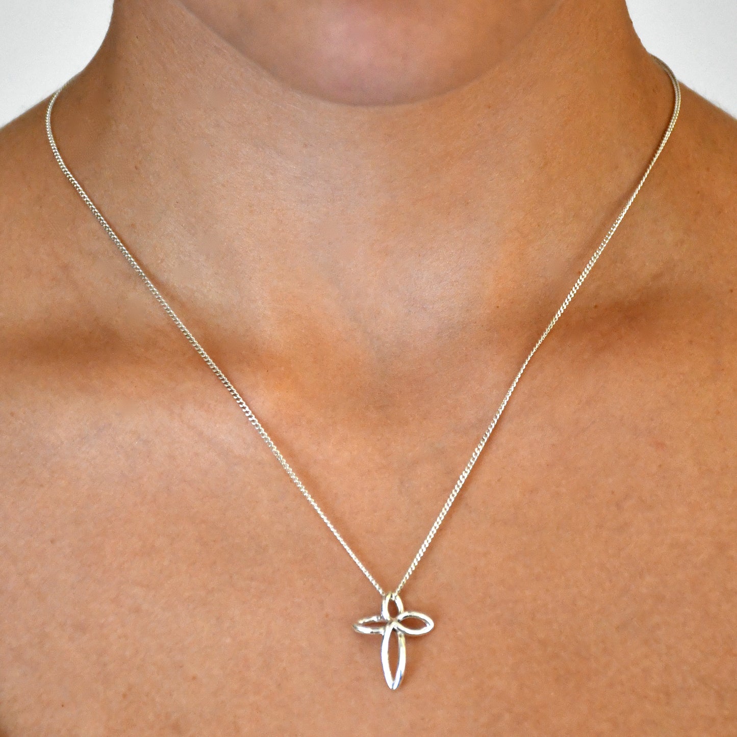 Dije de Cruz Mini en Plata Fina