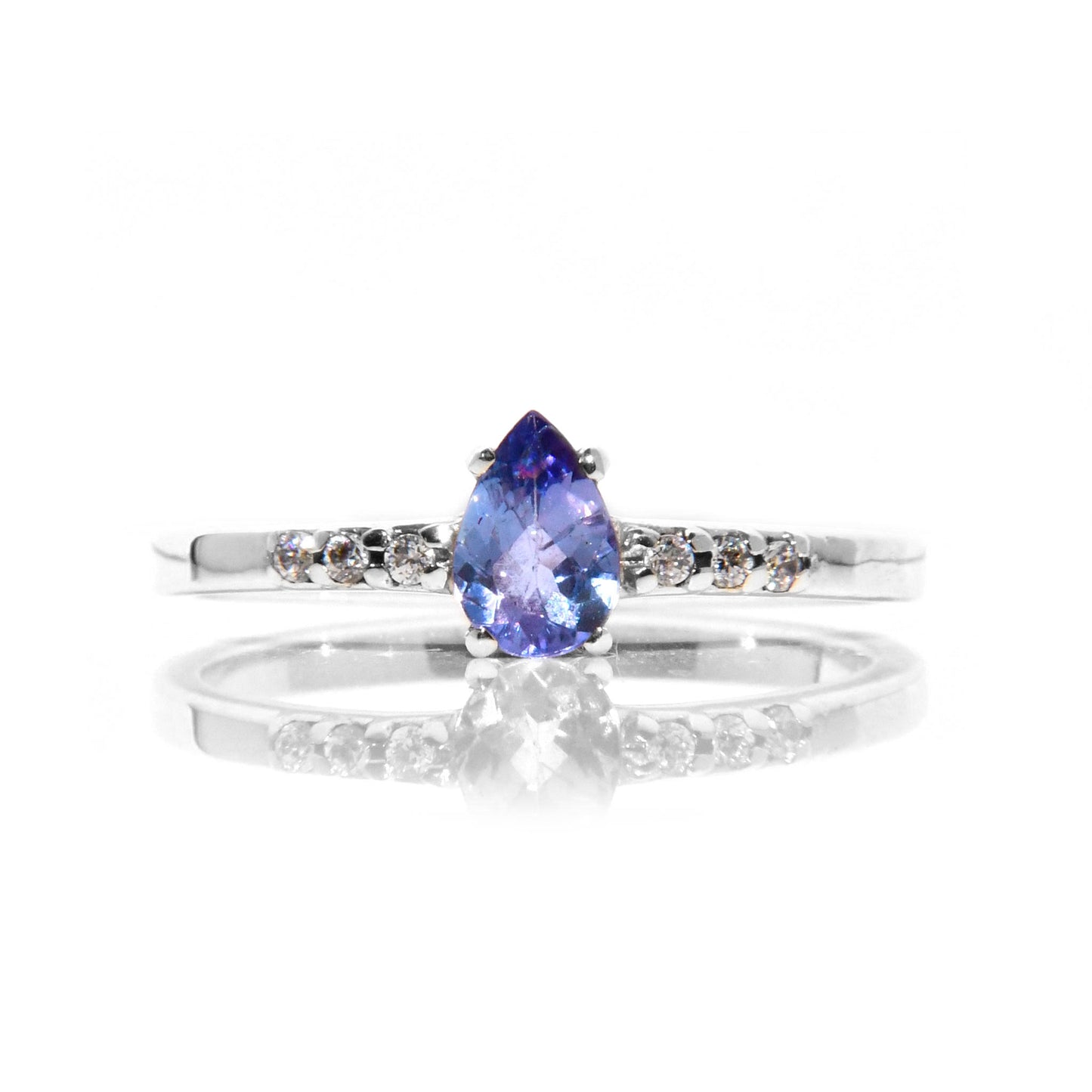 Anillo con Tanzanita Pera y 6 Diamantes