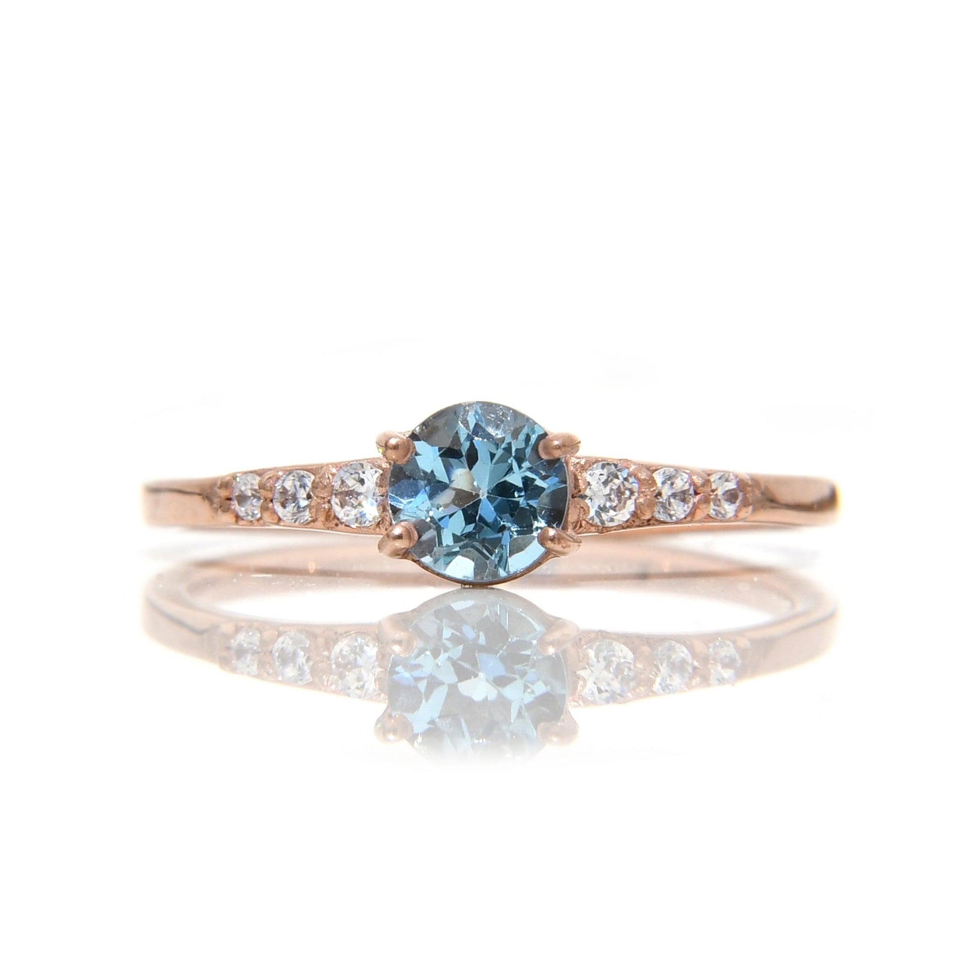 Anillo Alexa con Topacio Azul Circular y Diamantes - ALENNA JEWELS