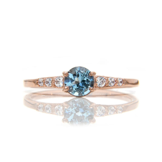 Anillo Alexa con Topacio Azul Circular y Diamantes - ALENNA JEWELS