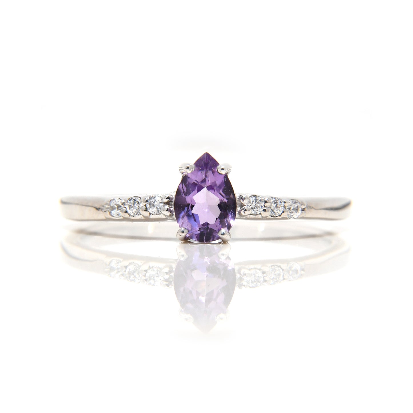 Anillo con Amatista Corte Pera y Diamantes