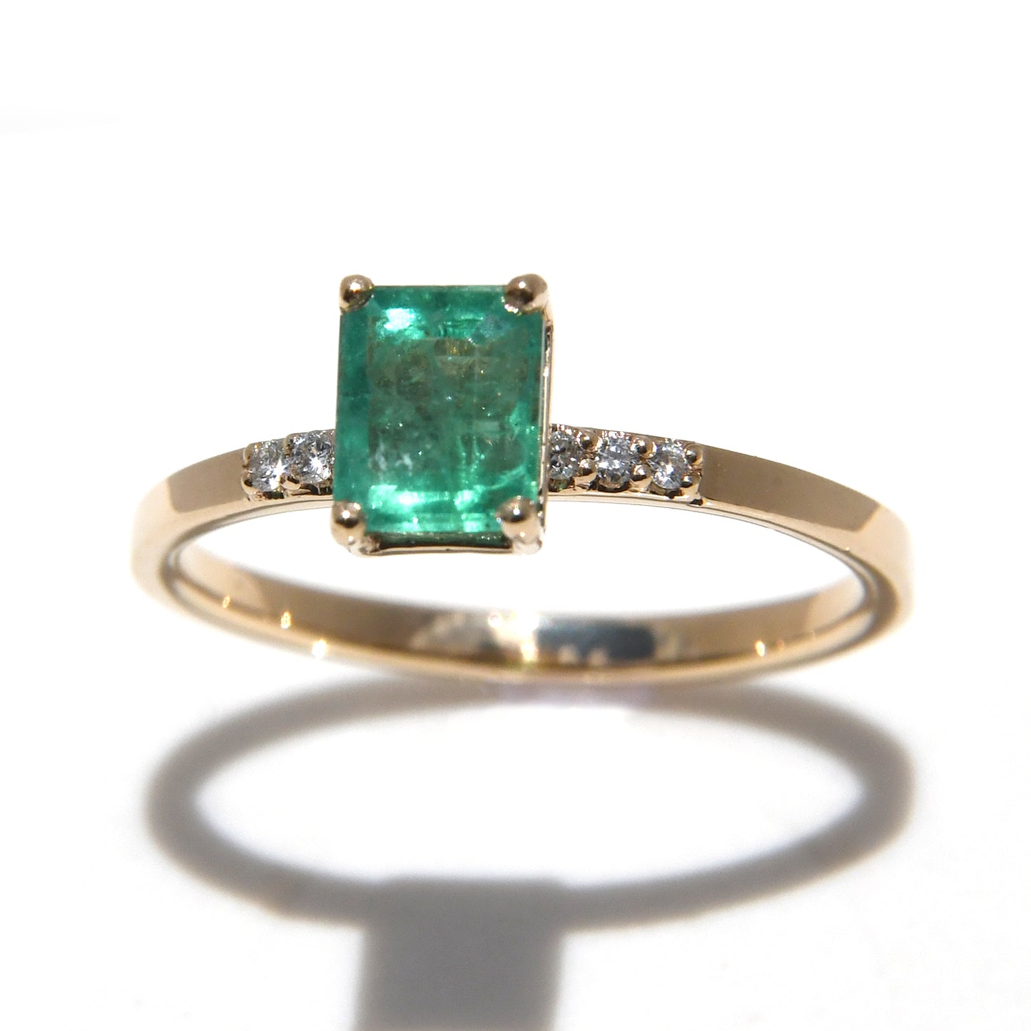 Anillo de Compromiso con Esmeralda de .95Cts y Diamantes