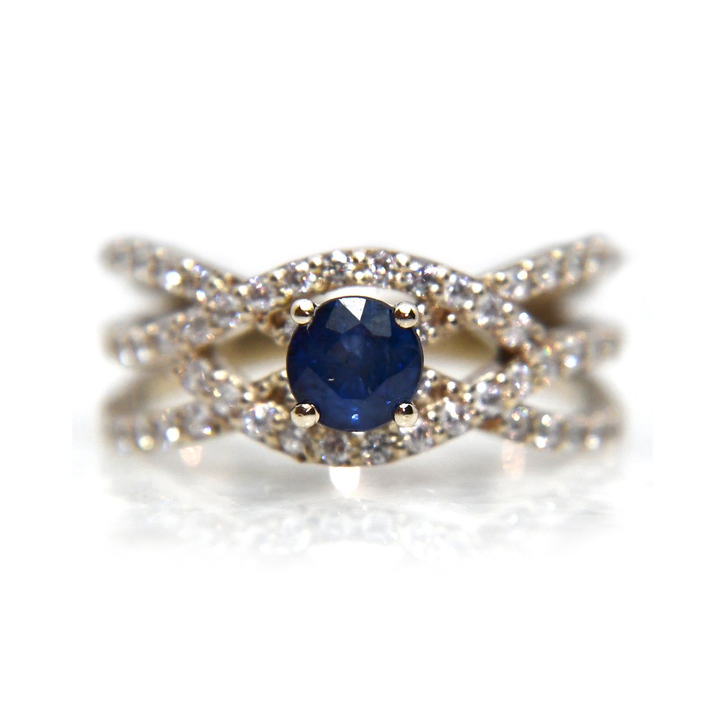 Anillo de Compromiso con Zafiro .70Cts y Moissanitas