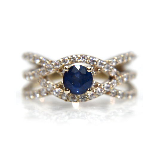 Anillo de Compromiso con  Zafiro .70Cts y Moissanitas