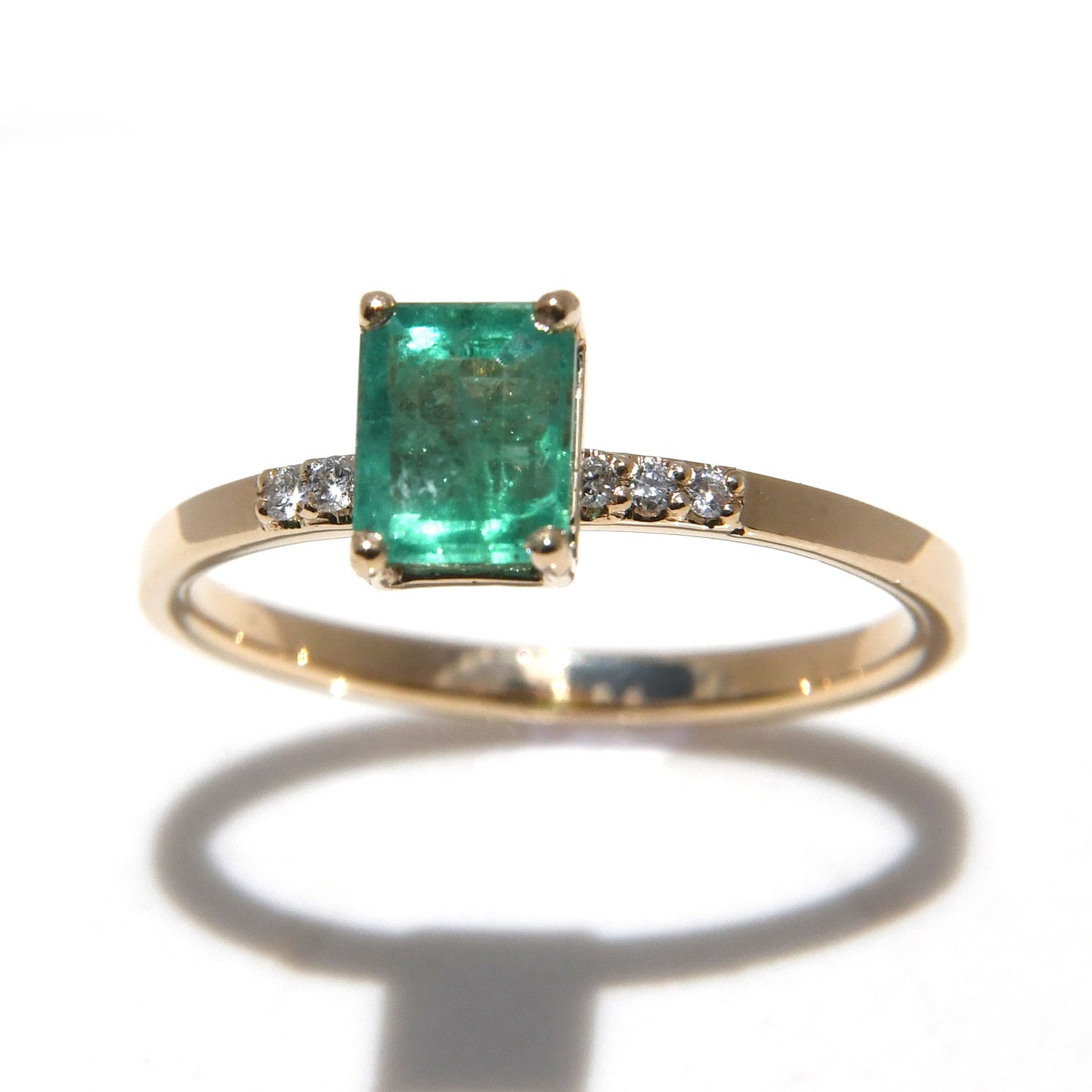 Anillo con Esmeralda de .95Cts y Diamantes / Gema Mes de Mayo