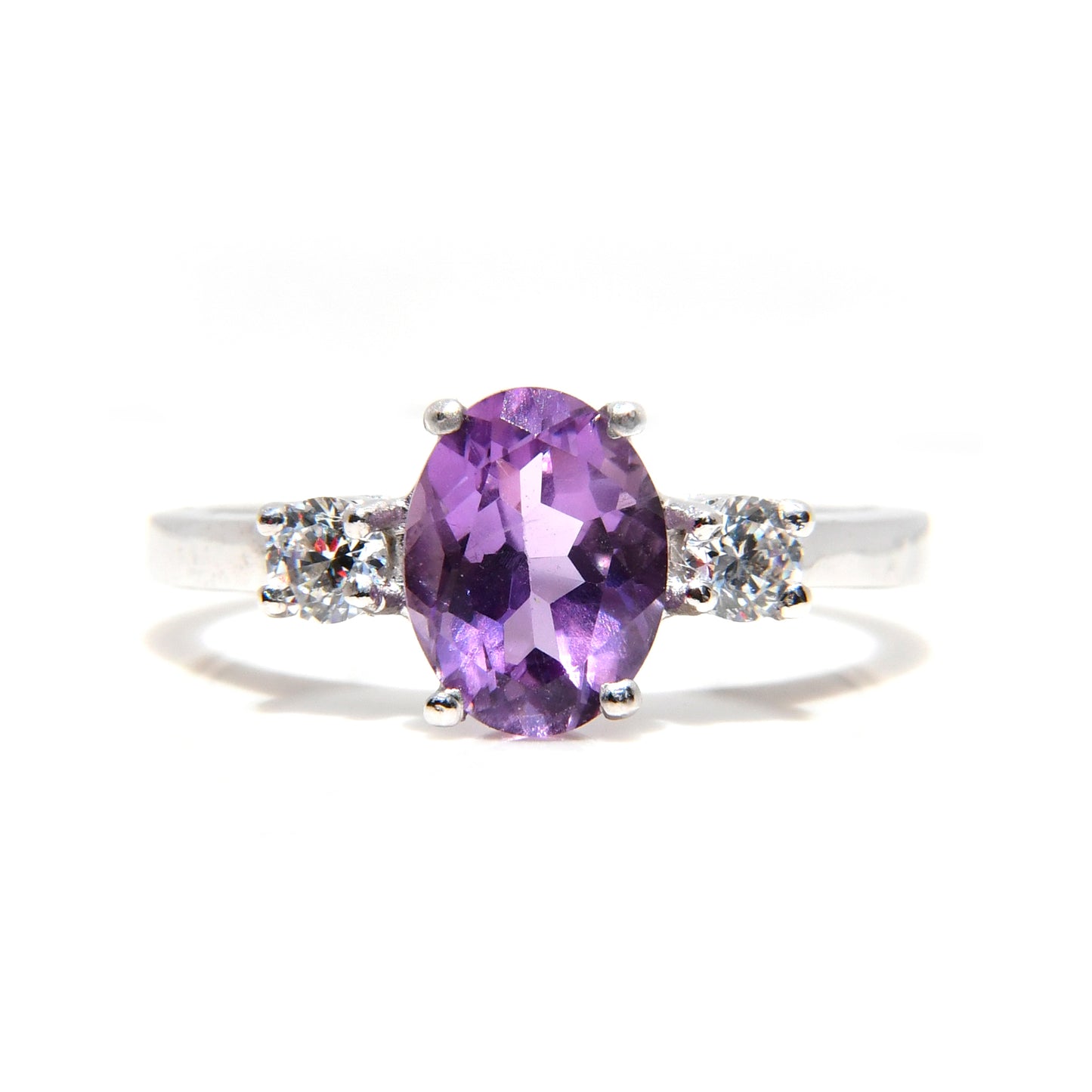 Anillo con Amatista Oval y 2 Diamantes