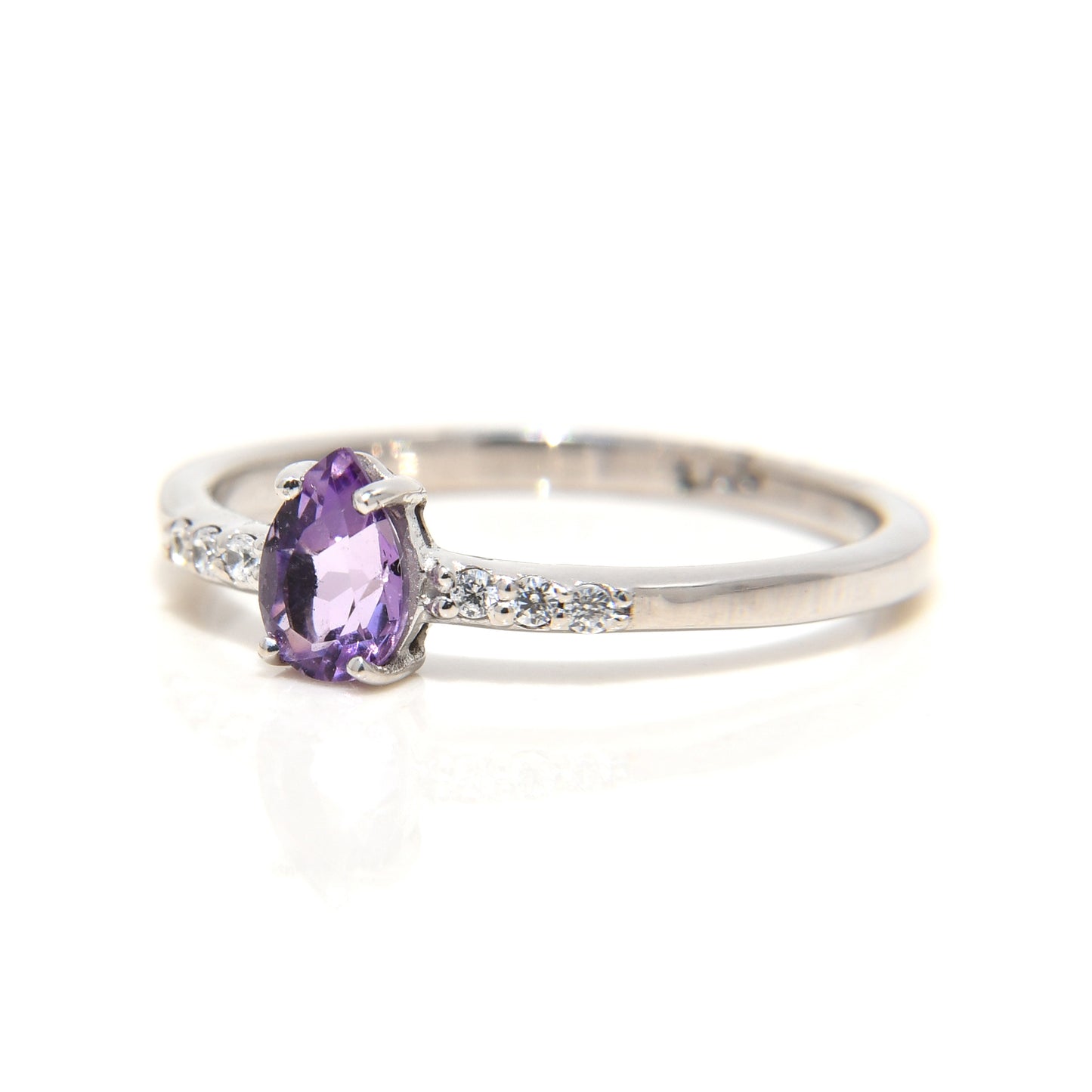 Anillo con Amatista Corte Pera y Diamantes