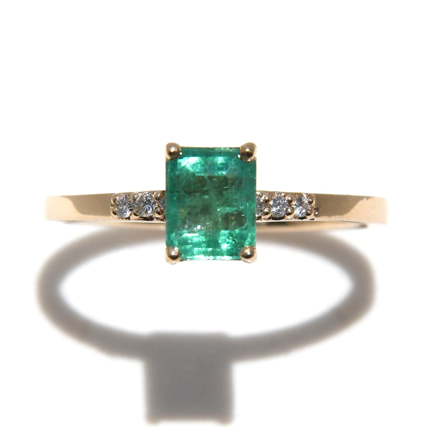 Anillo de Compromiso con Esmeralda de .95Cts y Diamantes