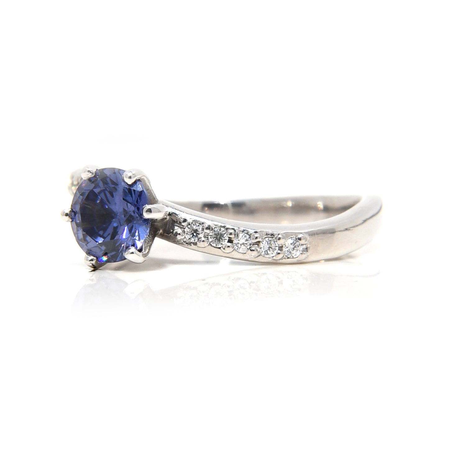 Anillo Astrid con Tanzanita de 1Ct y 10 Diamantes