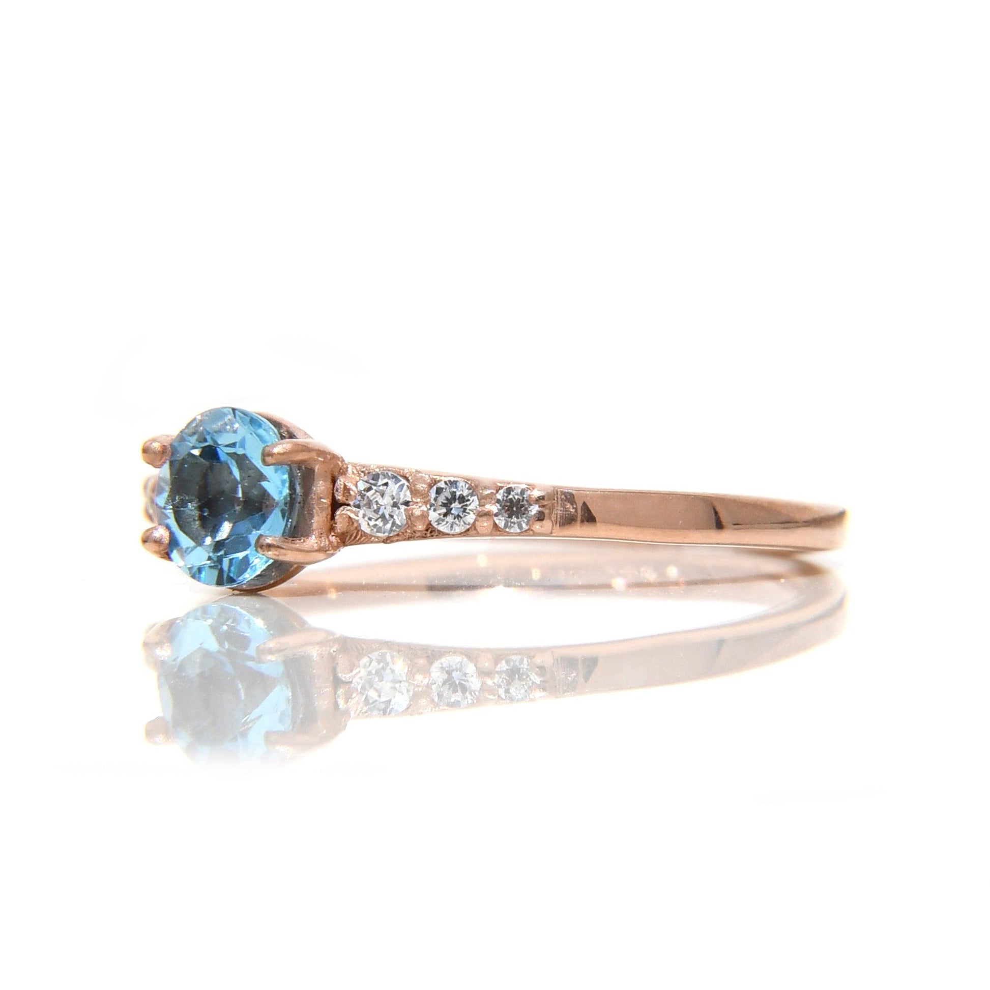 Anillo Alexa con Topacio Azul Circular y Diamantes - ALENNA JEWELS