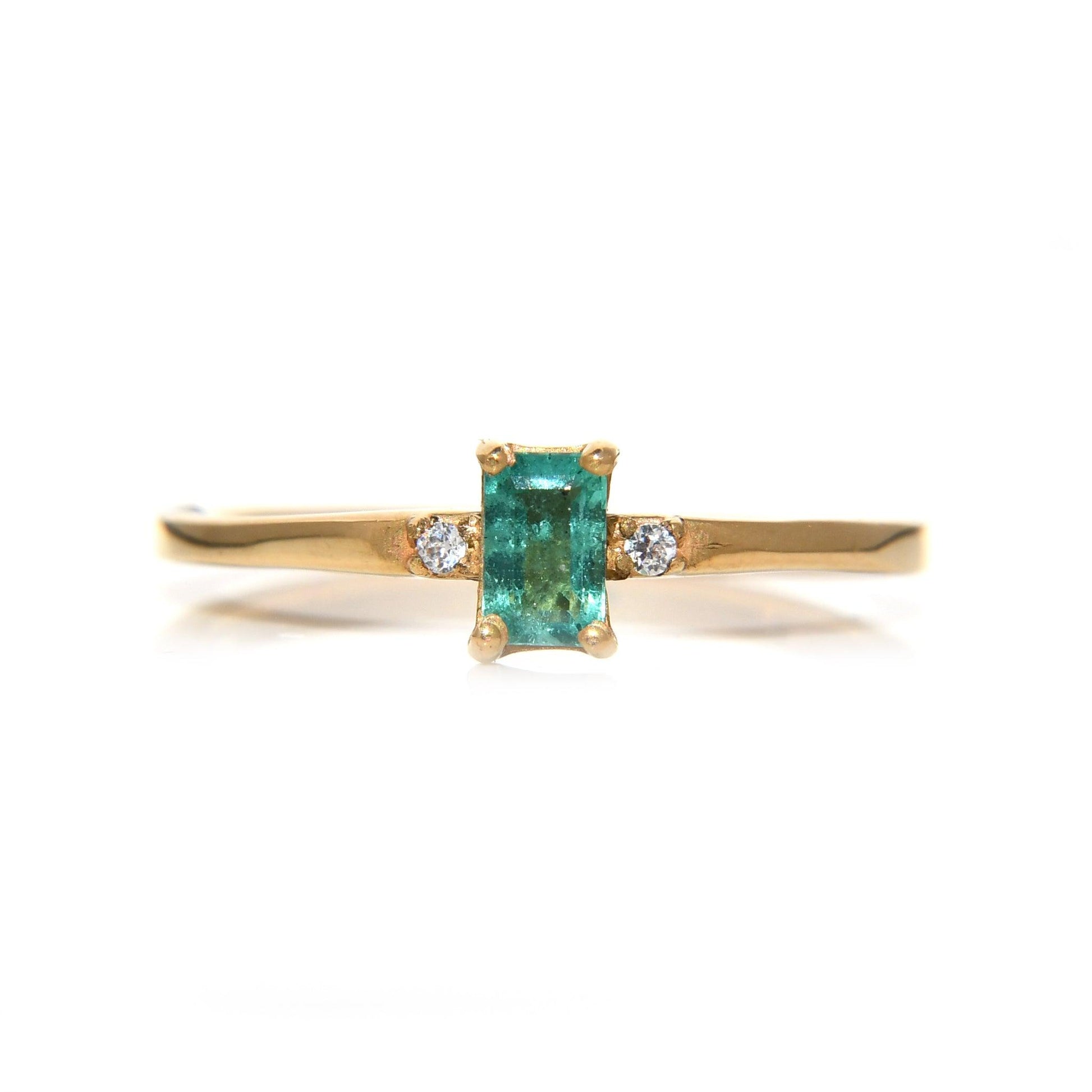 Anillo Aleida con Esmeralda y Diamantes / Gema Mes de Mayo - ALENNA JEWELS