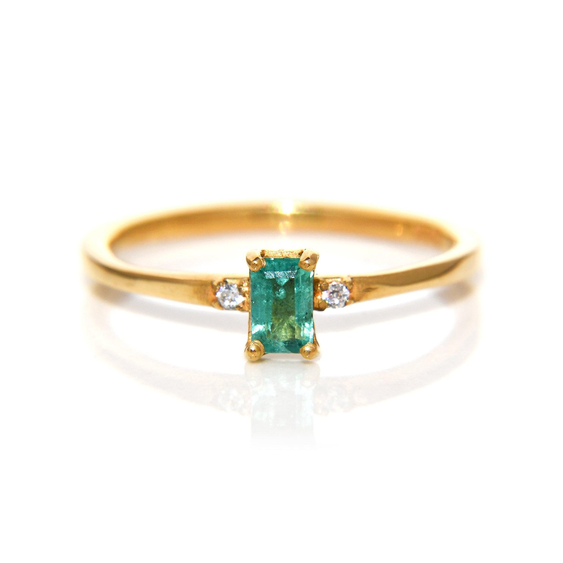 Anillo Aleida con Esmeralda y Diamantes / Gema Mes de Mayo - ALENNA JEWELS