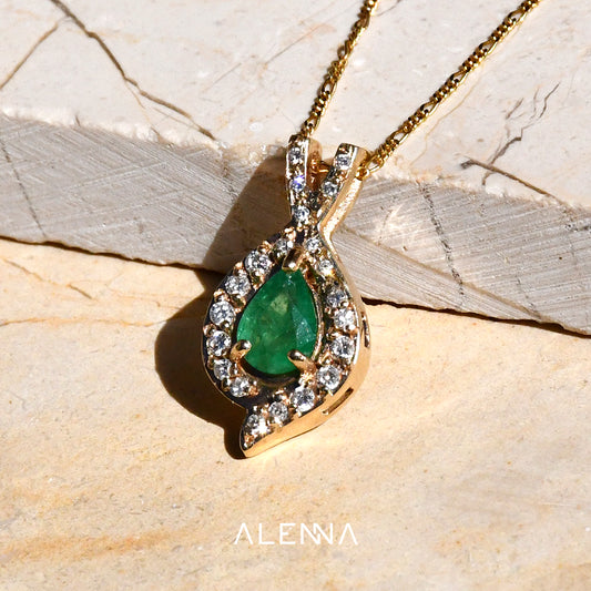 Dije Marisol Con Esmeralda Corte Pera