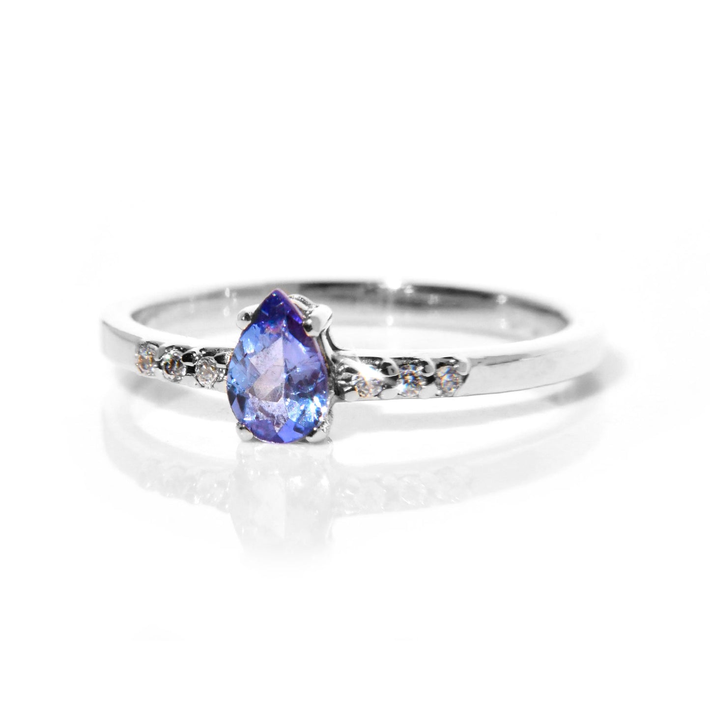 Anillo con Tanzanita Pera y 6 Diamantes